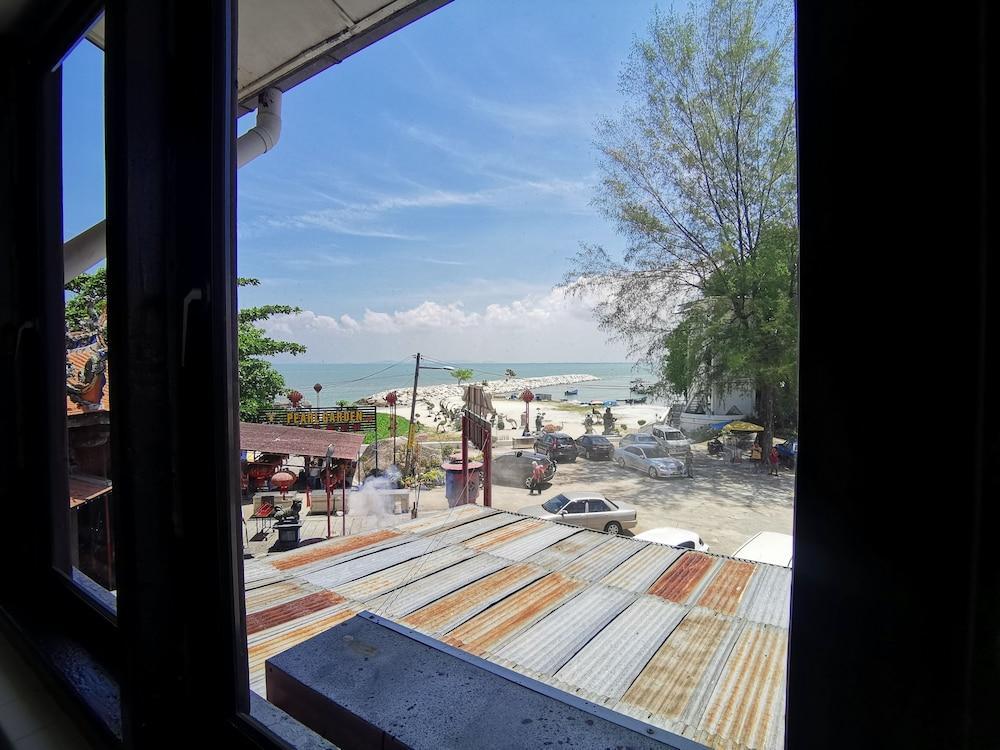 8 Boutique By The Sea Hotel Tanjung Tokong Exterior photo