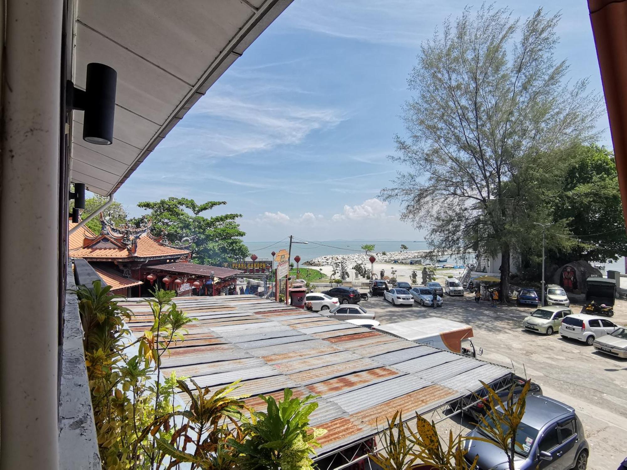 8 Boutique By The Sea Hotel Tanjung Tokong Exterior photo