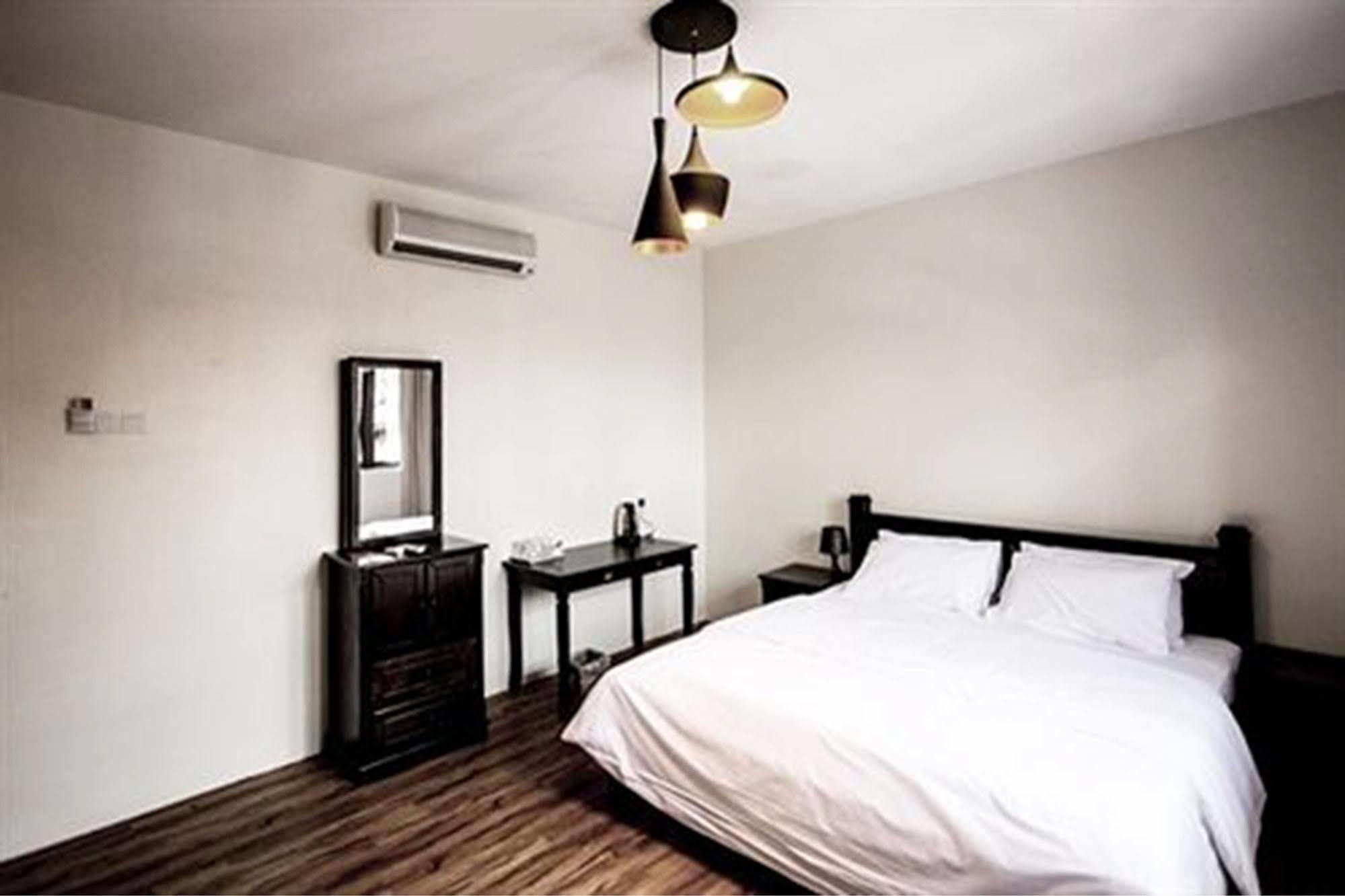 8 Boutique By The Sea Hotel Tanjung Tokong Exterior photo