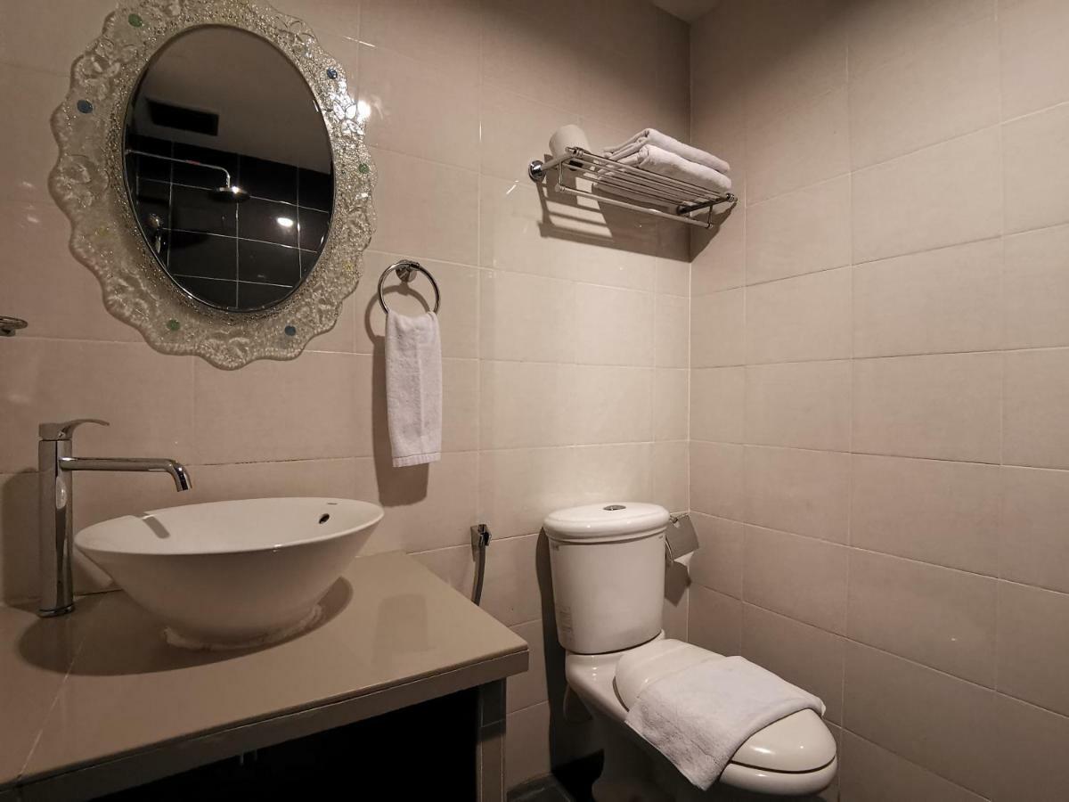 8 Boutique By The Sea Hotel Tanjung Tokong Exterior photo