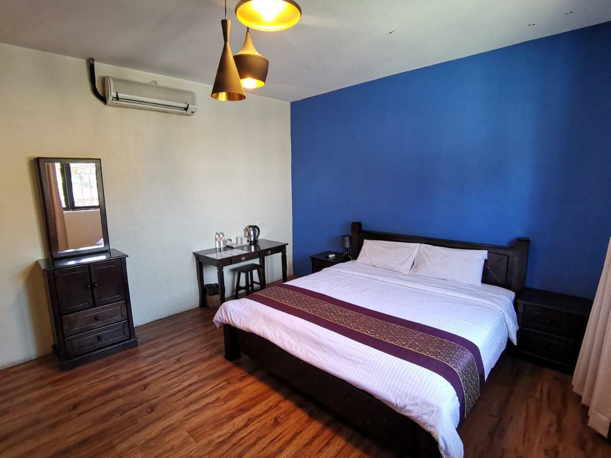 8 Boutique By The Sea Hotel Tanjung Tokong Exterior photo