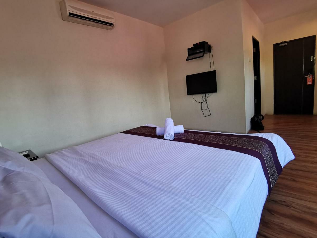 8 Boutique By The Sea Hotel Tanjung Tokong Exterior photo