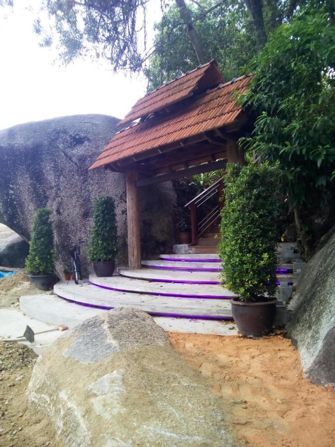 8 Boutique By The Sea Hotel Tanjung Tokong Exterior photo
