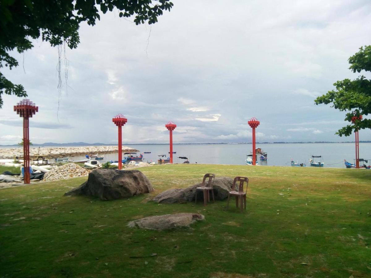 8 Boutique By The Sea Hotel Tanjung Tokong Exterior photo