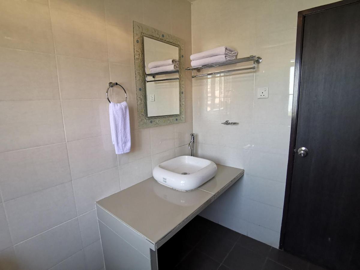 8 Boutique By The Sea Hotel Tanjung Tokong Exterior photo